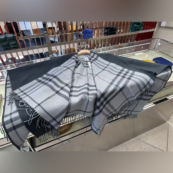 Burberry wool Black and Gray Fringe Poncho/cape NWT - Picture 4 of 4